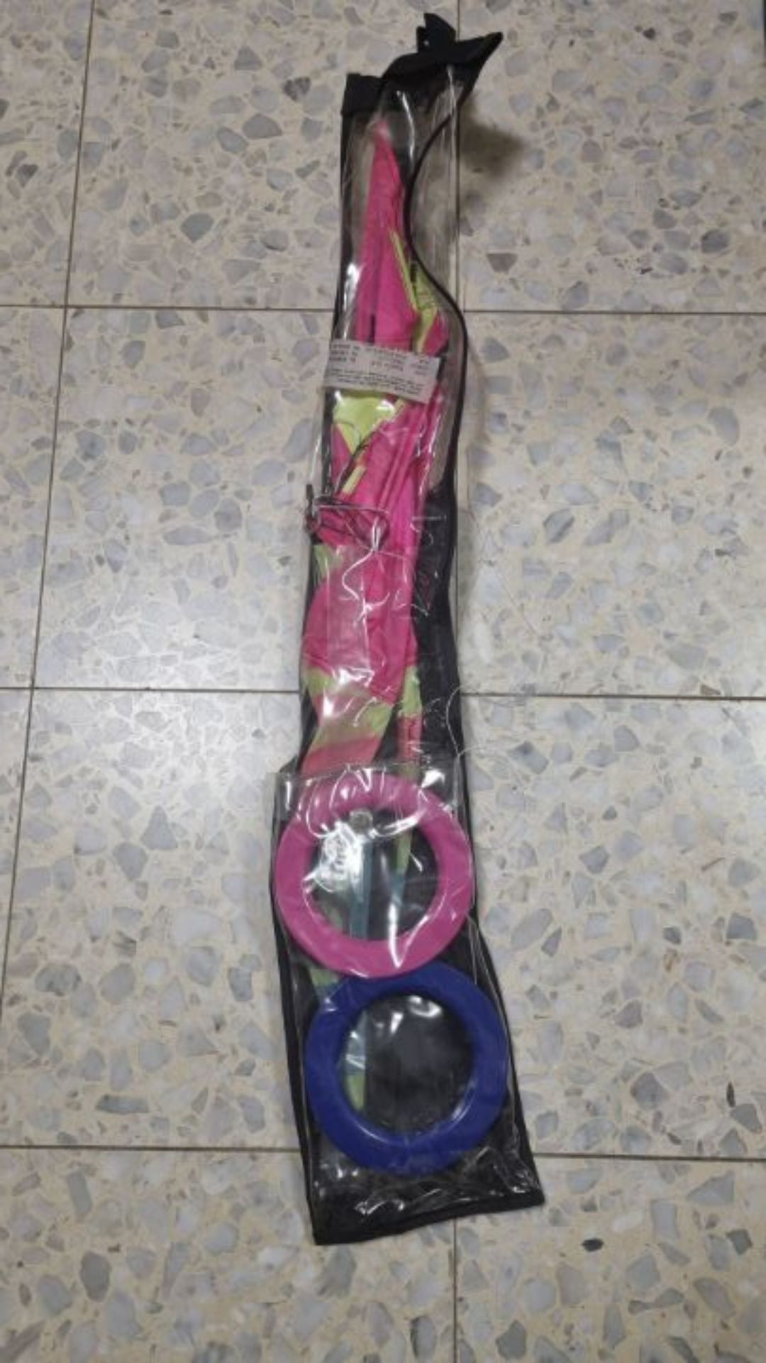 למסירה עפיפון עם שני חוטים לשליטה על התעופה
