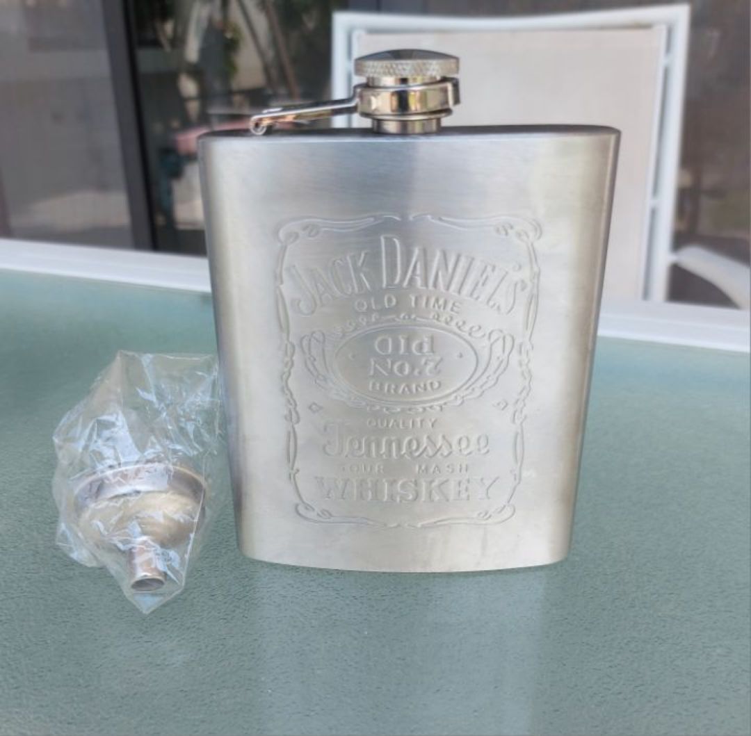 בקבוק אלכוהול Jack Daniels חדש, פלדת אל חלד מגיע עם משפך קטן
