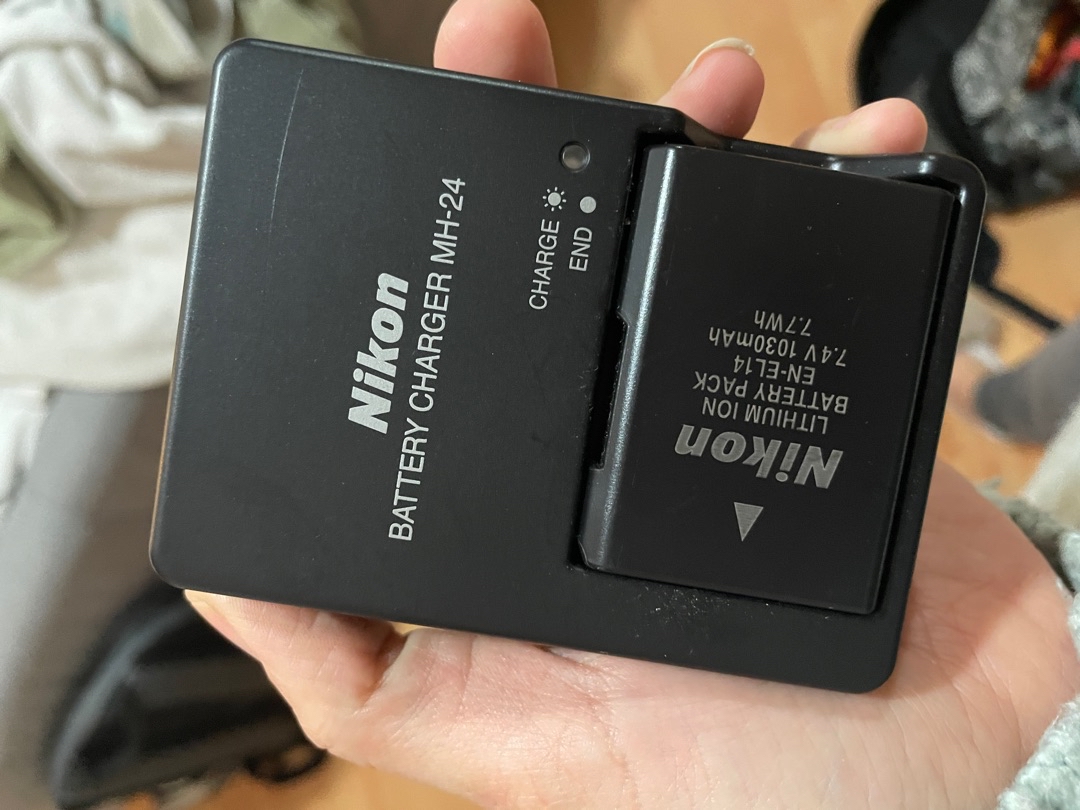 מצלמת NIKON D3100 שמורה מאוד במצב מעולה מגיעה עם עדשה 18-55 סוללה + מטען כרטיס זיכרון 32G