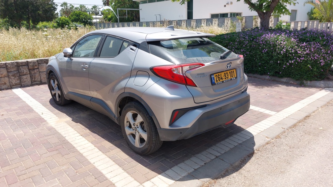 טויוטה Chr 2018 - שמור מאוד ומטופל בזמן - רק 65,000 ק״מ - טסט עד 03/24 - יד 00