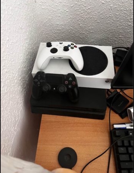 Xbox Series S And PS4 מוכר אקס בוקס סיראס אס וסוני 4 ביחד אם 4 משחקים