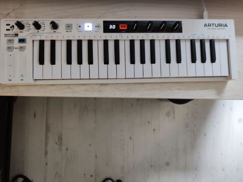 מקלדת שליטה ארטוריה arturia keystep37 כמו חדשה