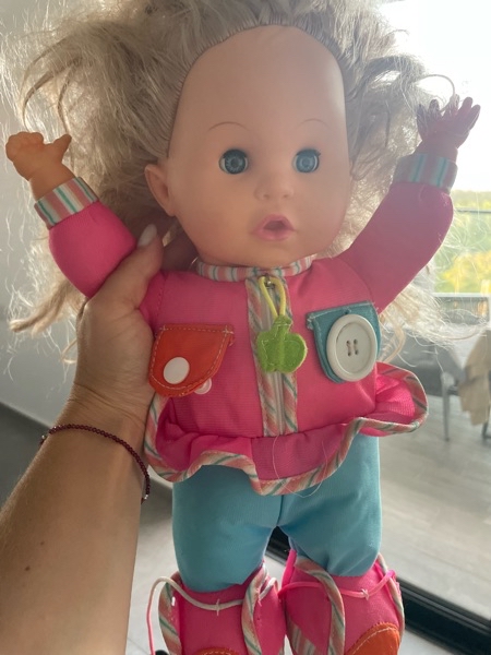 בובה חינוכית מדברת עם פיצ׳רים שונים