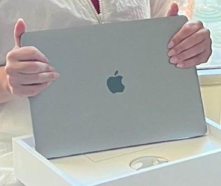 שבב M2 החדש מבית pro Apple MacBook 13 ‏חדש כמעט לא נעשה שימוש נקנה לאשתי ללימוד לא התחברה…