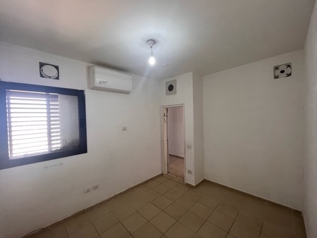 למכירה דירת 4 חדרים בבניין חדש יחסית ברובע ט"ז •דירה מרווחת - 130 מ"ר •מרפסת שמש 11 מ"ר פ…