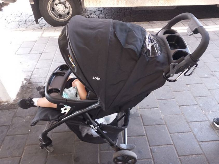 עגלה טיולון גואי צבע שחור מתקפל כמו ספר קלה מאוד ניקנתה מחנות פחות מ4 חודשים