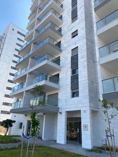 בשכונת אגמים היוקרתית באשקלון דירת 4 חדרים משודרגת ברמה גבוהה 3 מעליות מרפסת ממוקמת באיזו…