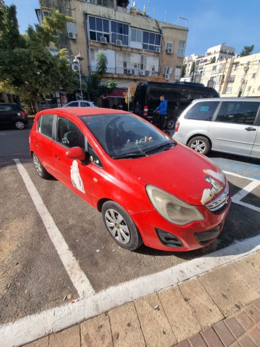 רכב קומפקטי מבחוץ מרווח מבפנים