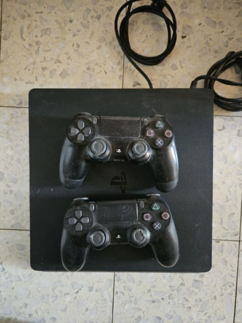 למכירה ps4 פלוס 2 שלטים