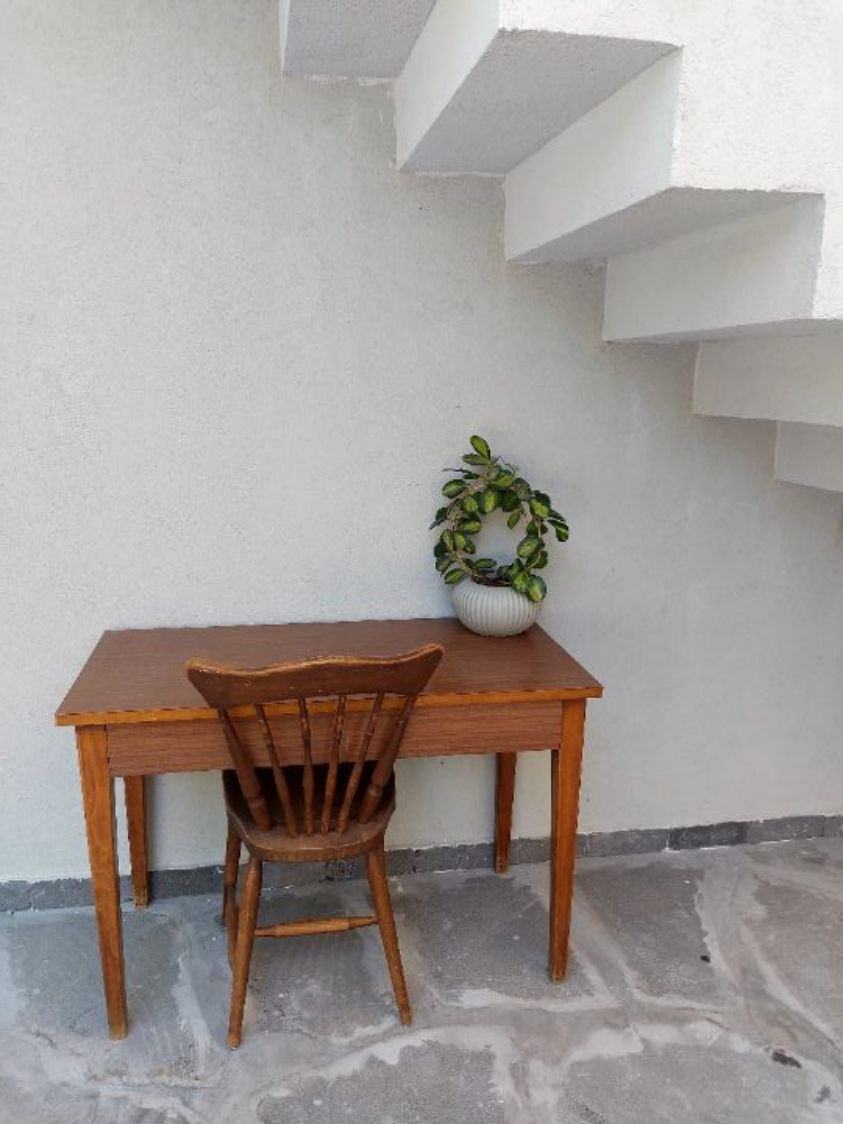 study or work table — שולחן כתיבה