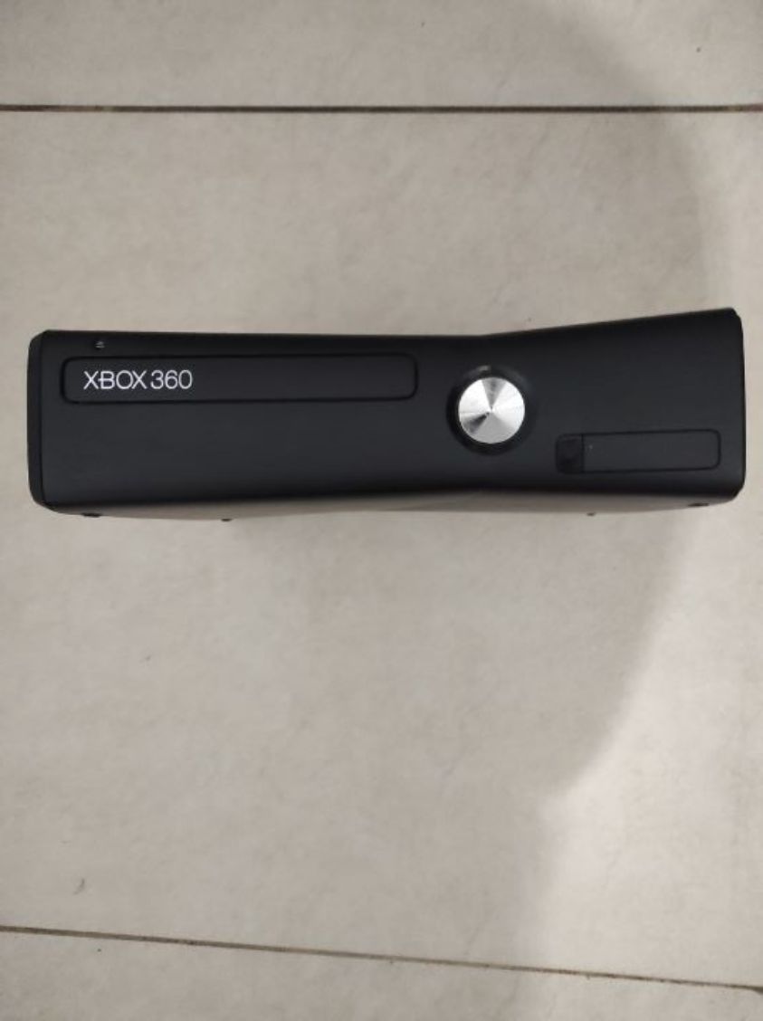 אקסבוקס 360 למכירה רק קונסולה בלבד ללא שלטים ומשחקים