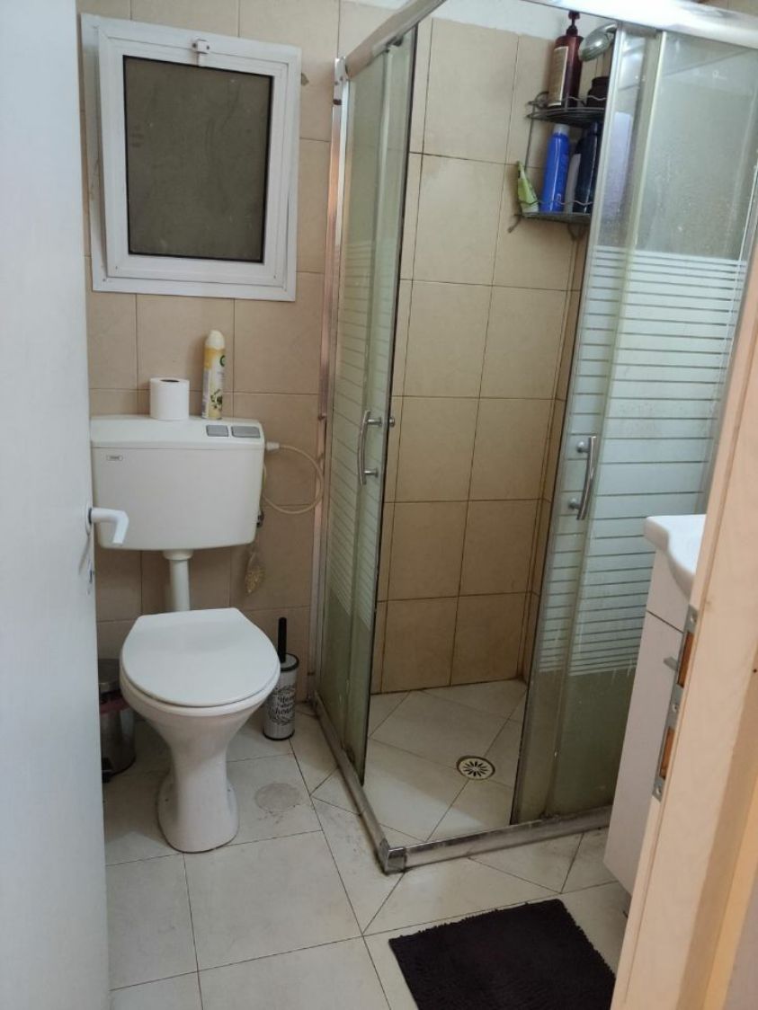 חדר בדירת שותפים ברב שמחה אסף 35 שותפה מחפשת שותף/שותפה הדירה ממוקמת מול שער 90, דקה הליכ…