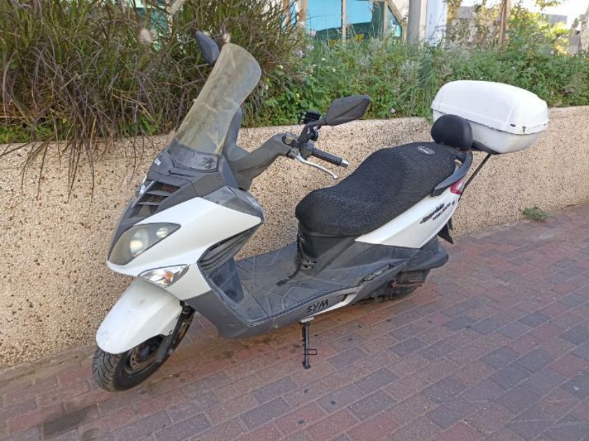 אחלה אופנוע 125 סמק עם כיסוי לכסא וארגז, אפשר החלפה בגוירייד 200