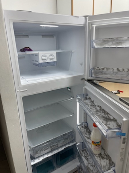 מקרר חדש לגמרי עדיין עם ניילונים