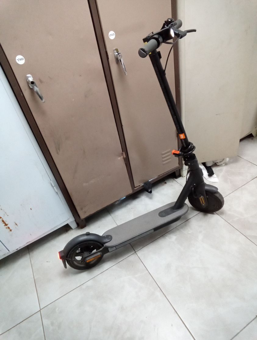 קורקינט חשמלי שיומי הדגם החדש s1 עובד מצב מעולה הכל עובד לא חסר בורג שמרתי עליה מאוד