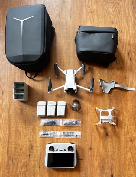 DJI Mini 3 Pro - שלט חכם עם מסך - שלוש סוללות, שתיים מהן סוללות לזמן טיסה ארוך יותר (45 ד…