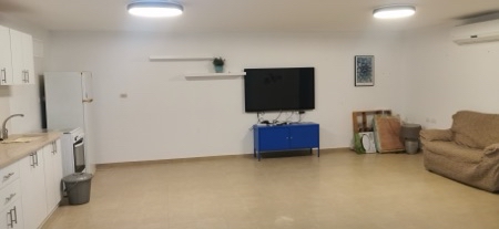 בקדימה בכפר ברחוב שדות יחדית דיור במרתף מואר כניסה נפרדת 85 מ״ר 2 חדרים סלון וחדר שינה, מ…