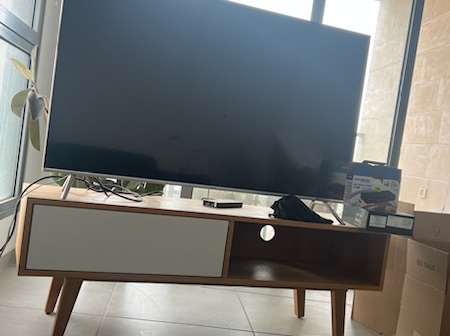 שידה לטלוויזיה , מגירה לבנה, מגירה פתוחה, עיצוב יפה כחדשה
