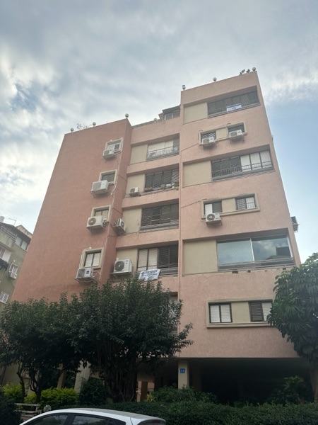 ממוקמת ברחוב בלקינד דירת 5 חדרים ענקית ומרווחת קומה 2 מתוך 6 כ-125 מ״ר בנוי כל הדירה שופצ…