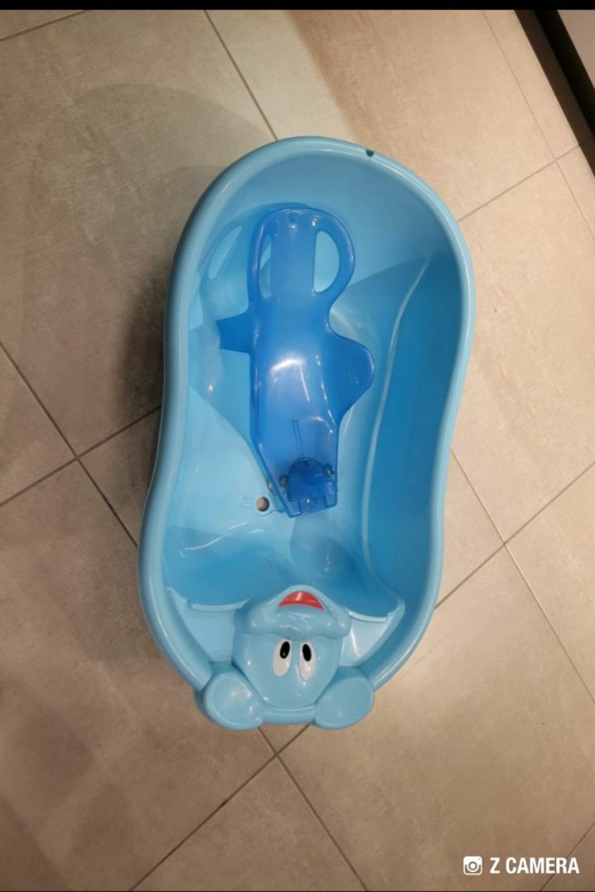 אנבטיית תינוק הכוללת מעמד לאמבט וצינור לשיטפת הפעוט
