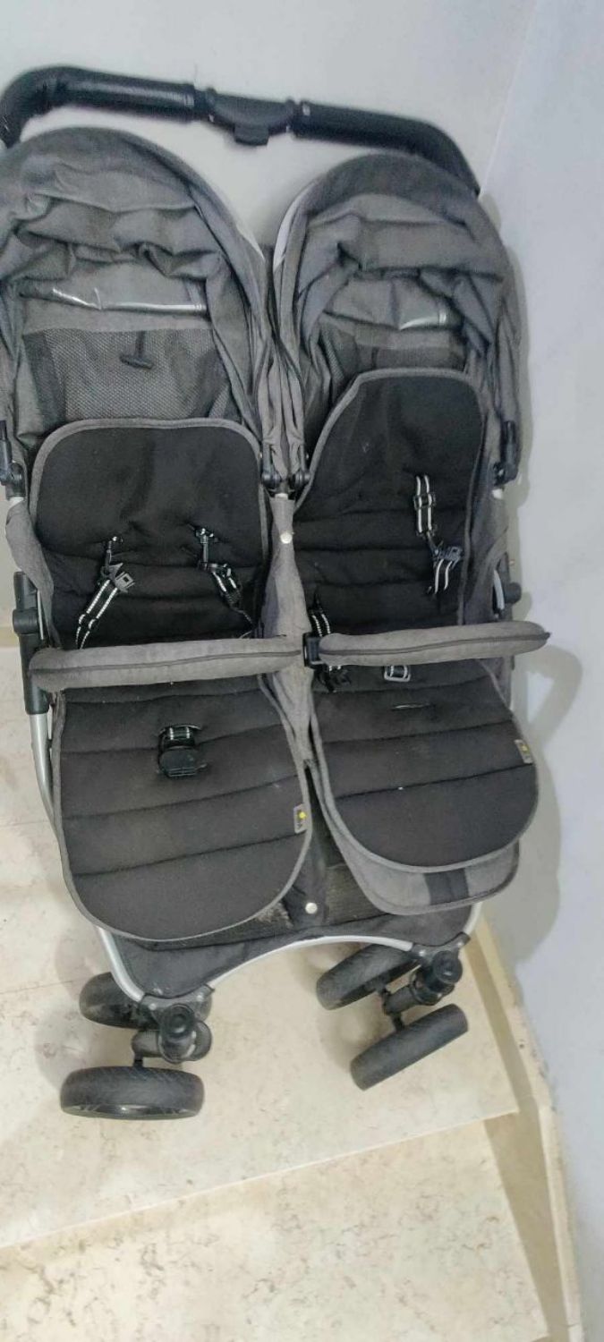 עגלת תאומים היתה בשימוש כמה פעמים