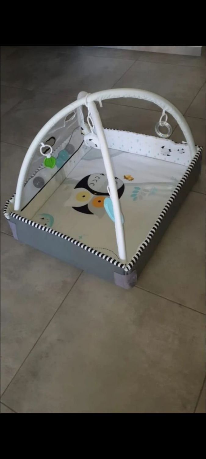 אוניבסרסיטה לתינוק נפתחת לשטיח עם כדורים ומשחק פעילות