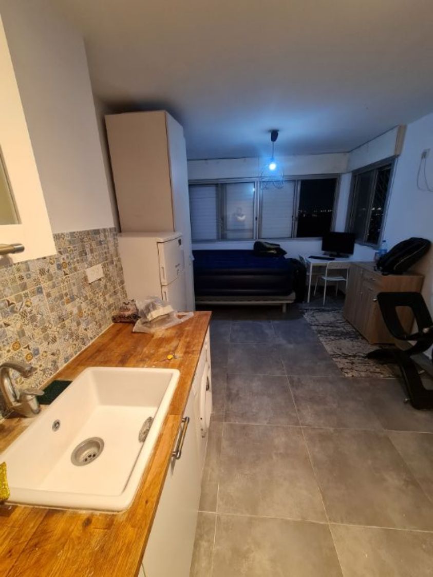******** להשכרה בלי תיווך ******* סטודיו נקי באזור נקי ושקט כתובת : קרן היסוד 39 קומה : 3…