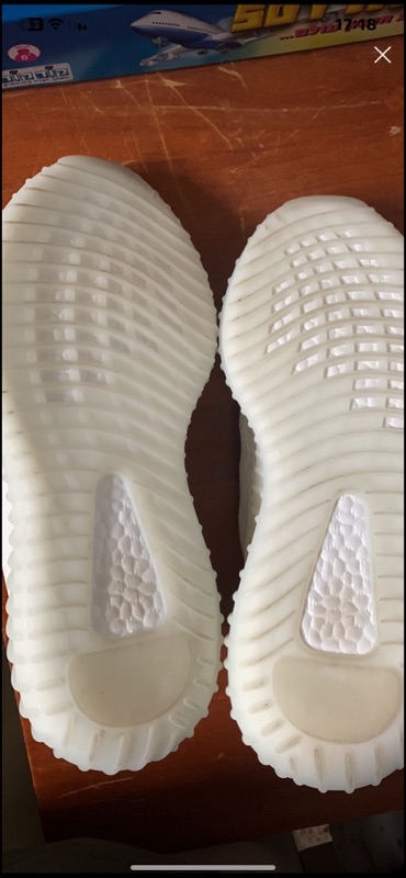 נעלי yeezy שלט נלבשו נמכרות עקב טעות במידה