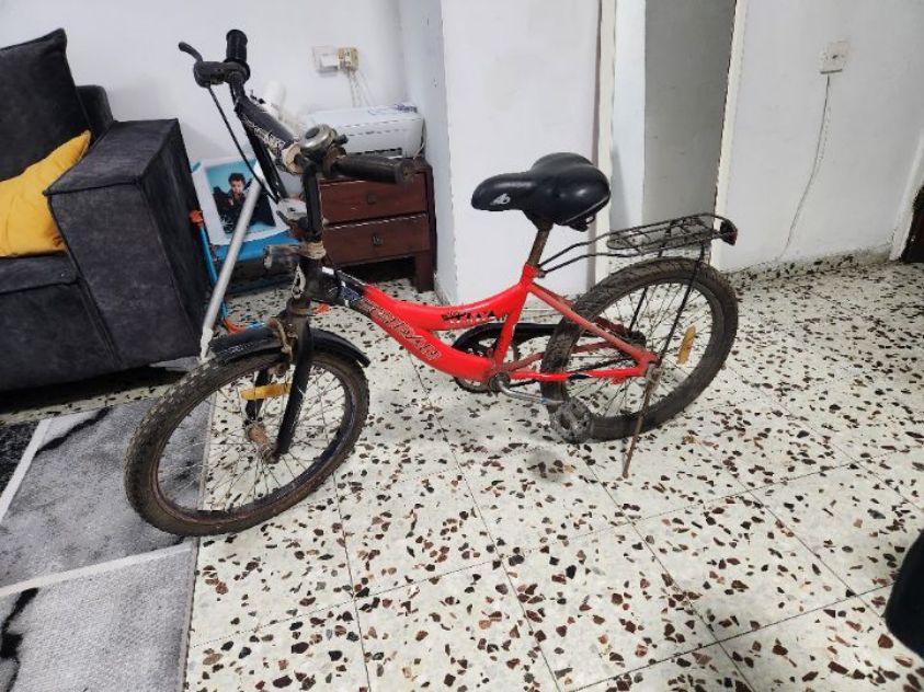 אופניים יש פנצר בגלגל הקידמי