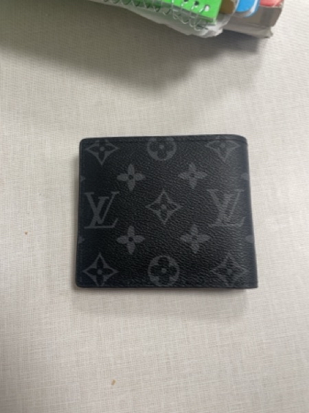 מעילים חדשים מידות S,M,L ב 500 שקלים של חברת Tommy Hilfiger ויש גם ארנק של Louis Vuitton…