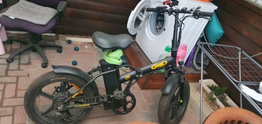 אופניים חשמלי של חברת Bmx Muller בצבע שחור קצת פחות משנה מגיע עם קבל טעינה קסדה לבנה מנעו…