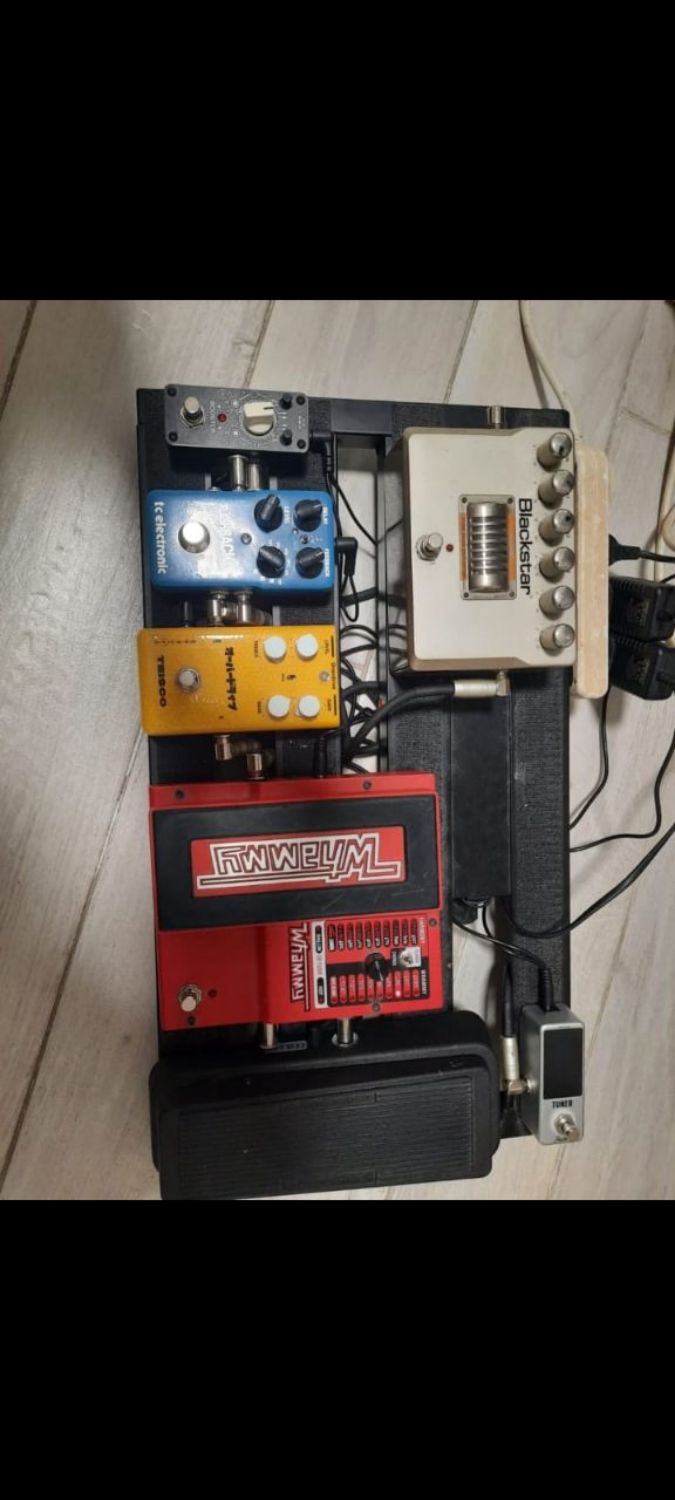 מגוון אפקטים למכירה (מחיר ליד כל שם): Rowin Tuner- 50 Dunlop Crybaby Wah Wha-300 TC Elect…