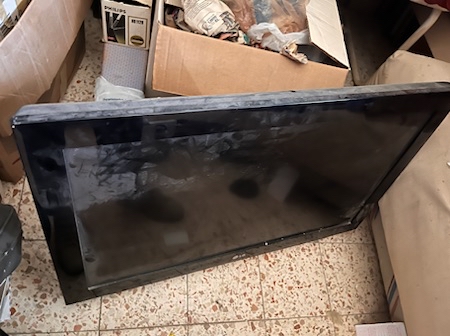 טלויזה 32 אינץ עובדת טוב עם מעמד להעמדה ומתקן לתלייה על הקיר