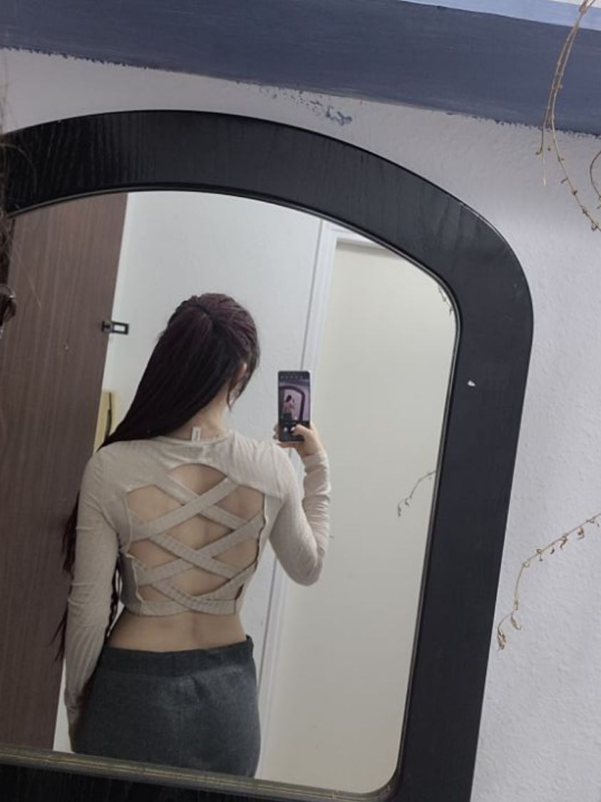 חולצת בטן שרוול ארוך גב חשוף בצבע בז'