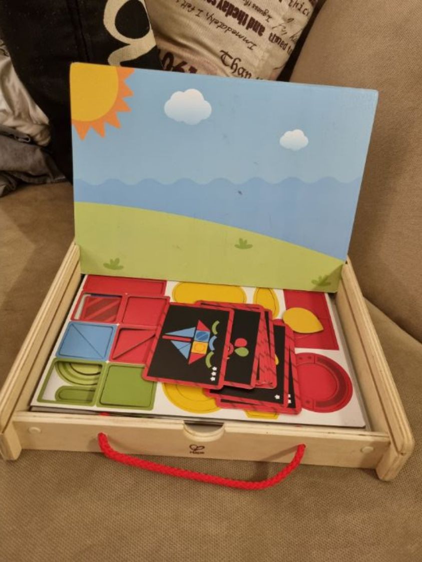 משחק מגנטי של Hape להרכבת צורות, מתאים לגיל 2