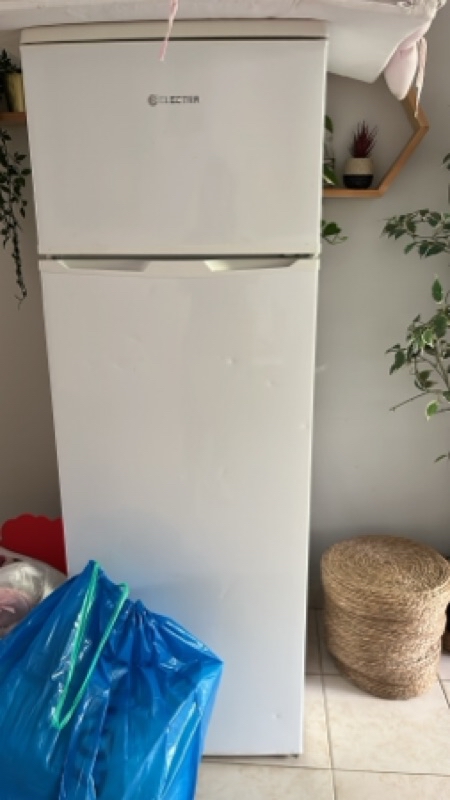 מקרר לבן בינוני בגודלו של אלקטרה