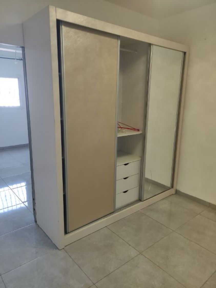 ארון במצב מעולה, כולל 3 מגירות אכסון, מתלה עם קולבים במראה