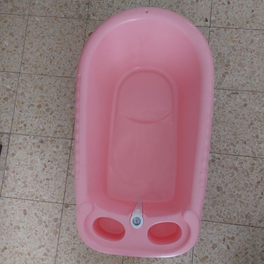 אבמבטיה לרחיצת תינוק יחד עם מעמד במצב טוב מאוד