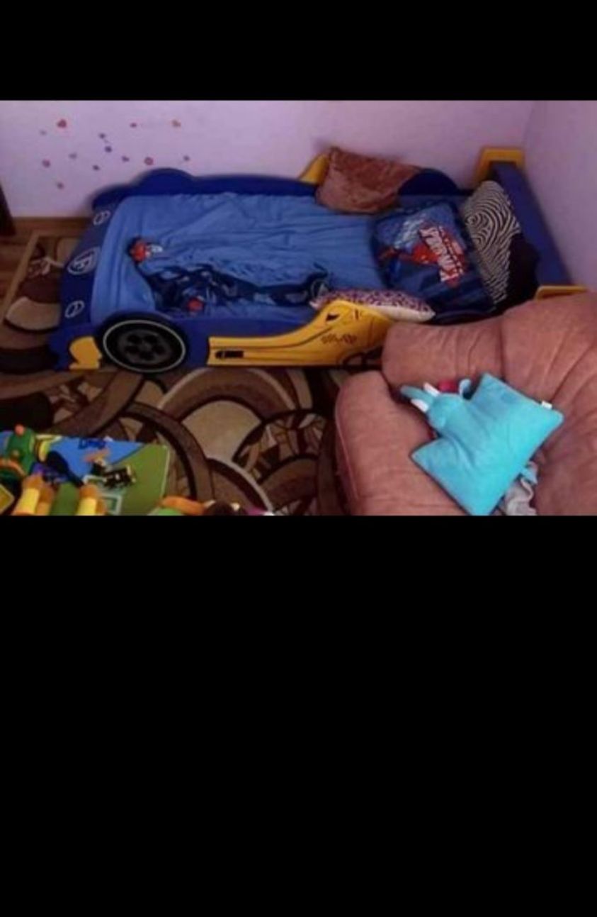 מיטת ילדים בצורת מכונית