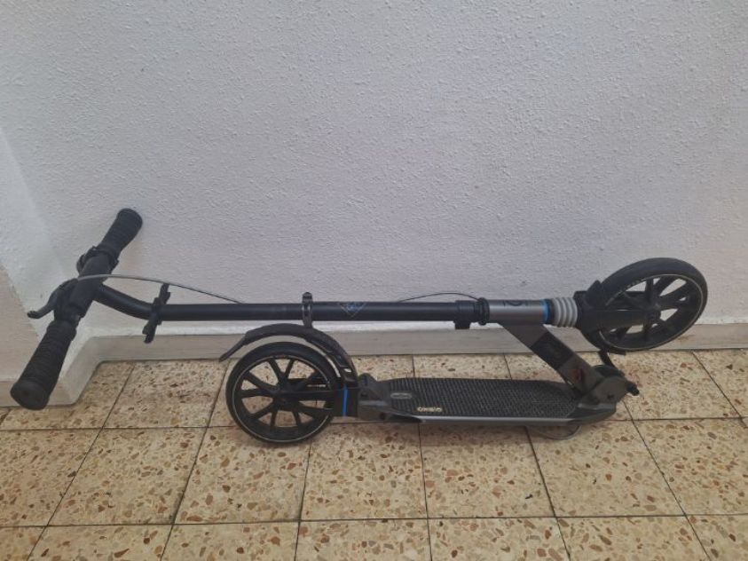 אני מוכר את הקורקינט שלי במצב מצוין
