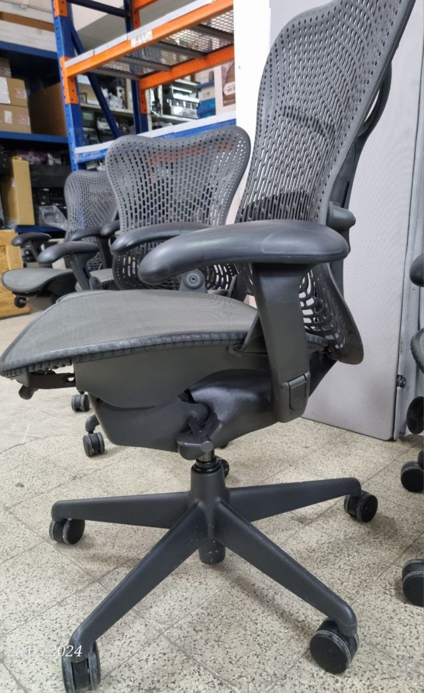 כסא של המותג היוקרתי הרמן מילר כיסא HERMAN MILLER מושב ומשענת רשת איסוף כיוונונים שמור במ…