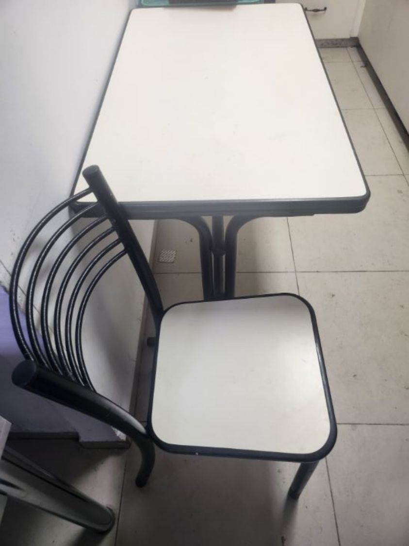 שולחן פינת אוכל + 4 כסאות במצב מעולה