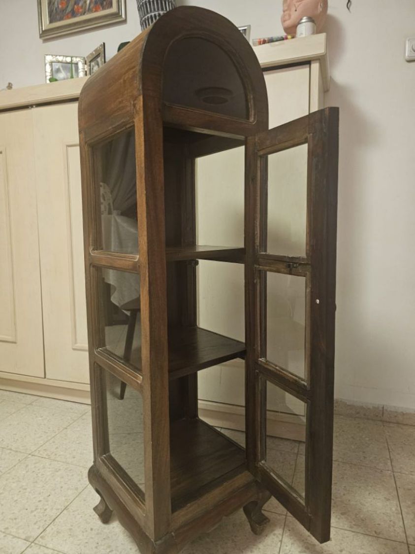 ארונית ויטרינה במצב שמור מאוד