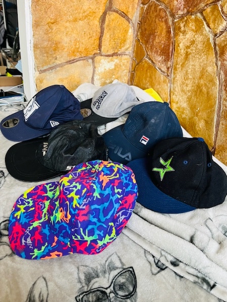 מציאה כובעים חדשים המחיר לכולם ביחד