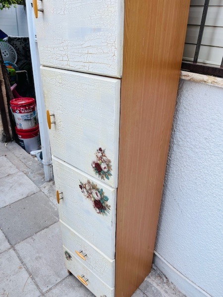 ארון פרחים מהמם 🌺 נמצא בקומת קרקע