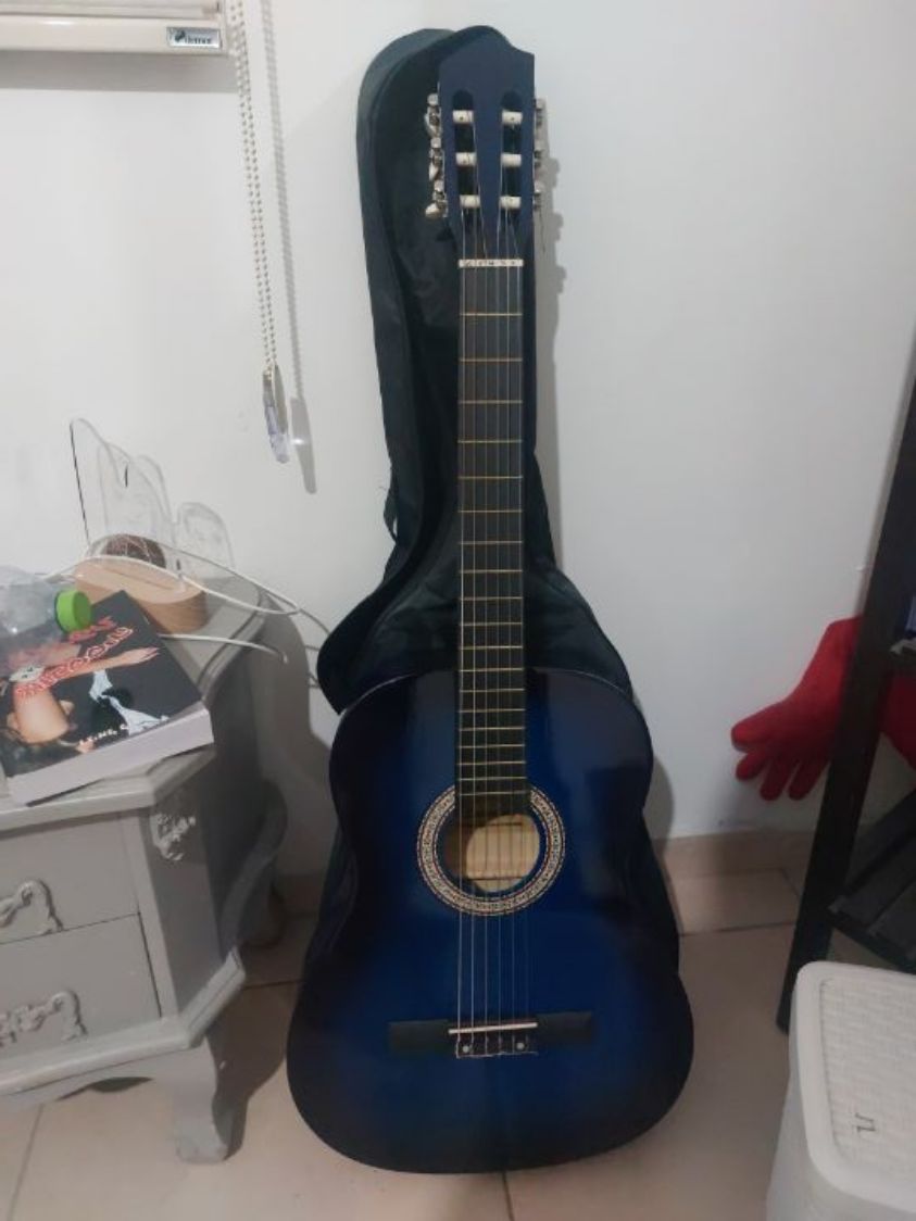 גיטרה כחולה שחורה מהממת