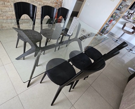 שולחן יפיפה ואלגנטי רגל עץ ופלטת זכוכית