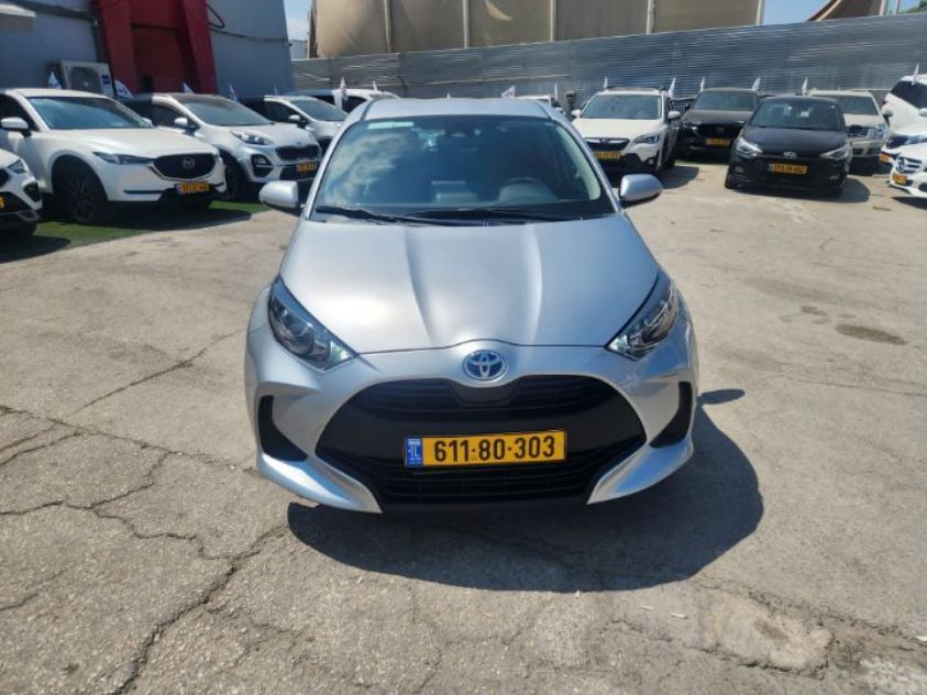 טויוטה יאריס שנת 2024 דגם קומפורט יד ראשונה ליס 2,000 ק"מ