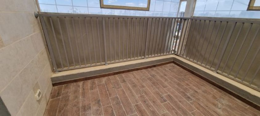 מעקה בצורות ר' צבע אפור מתפרק לצורך החלפה במעקה זכוכית יש ביחד בערך עשר מטר גובה 112 רוב…