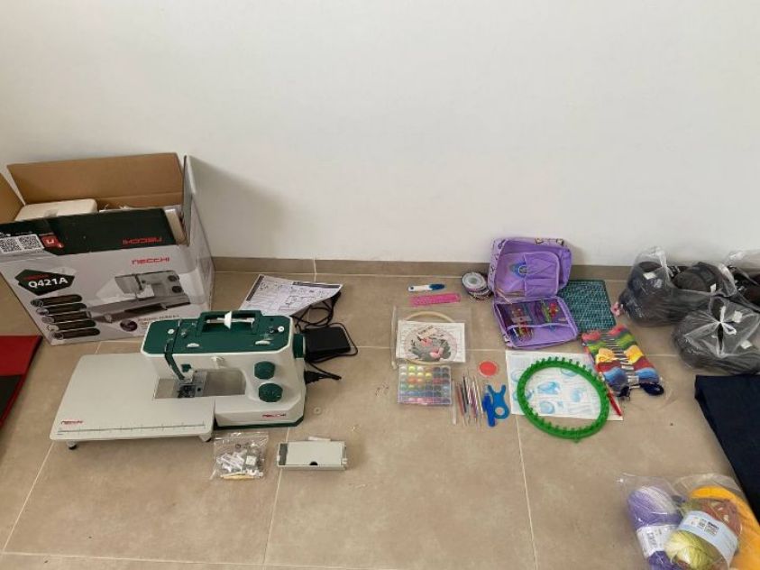 מכונת תפירה איטלקית חזקה מאוד Necchi Q421A והרבה בדים, חוטים וכלי תפירה שונים